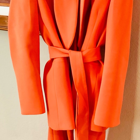 BELTED TUXEDO COLLAR BLAZER
WITH MATCHING PANTS SIZE L
LI ORANGE
REF. 2551/187 - Picture 8 of 11